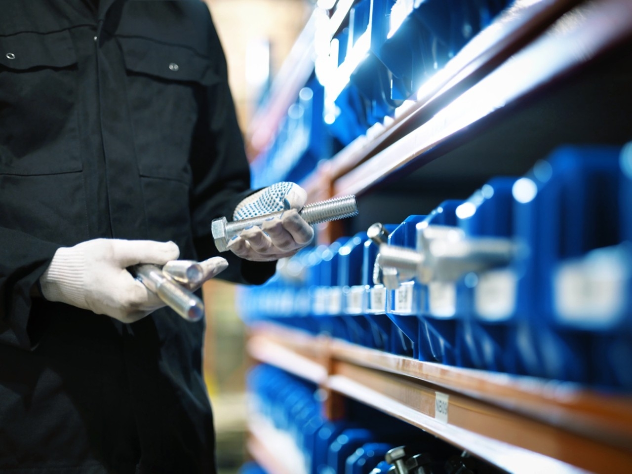 Stock VMI ERIKS Employé range des produits ERIKS