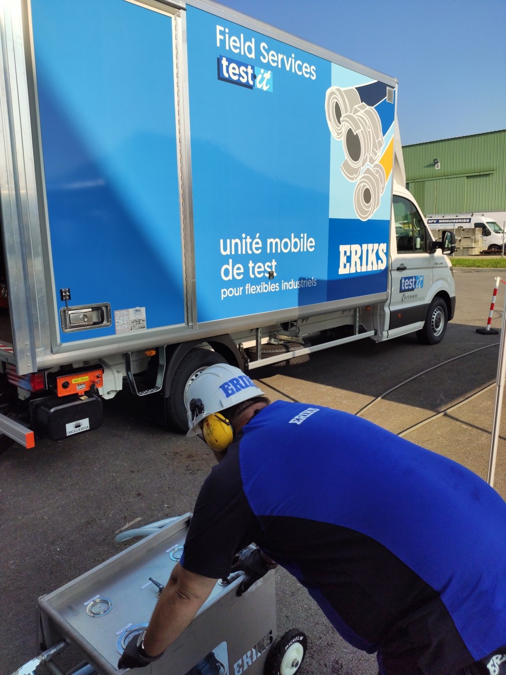 Service de test de flexibles dans votre entreprise Employé ERIKS rangeant des flexibles